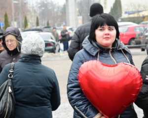 Троянди, червона білизна та цукерки − у Черкасах купували подарунки до Дня закоханих