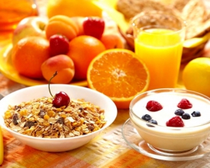 Завтраки повышают активность людей с лишним весом - ученые