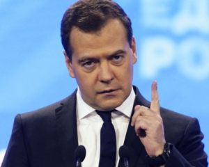 Медведев пригрозил запретить движение всего транспорта с Украины