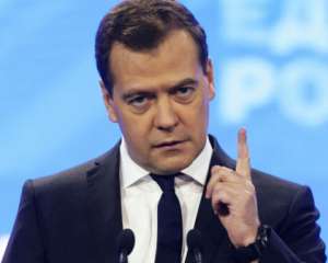 Медведев пригрозил запретить движение всего транспорта с Украины