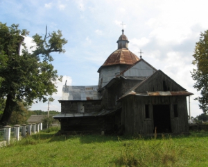 На Львовщине священник предложил разобрать старинную церковь