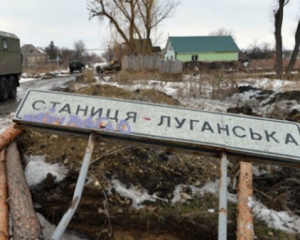 В Станице Луганской к проукраинскому директору школы во двор бросили три гранаты