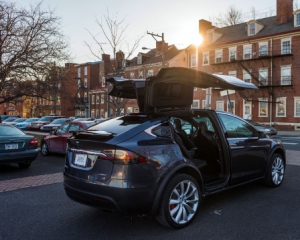 Блогер опубликовал видеообзор Tesla Model X