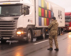 Активісти погодились розблокувати російські вантажівки