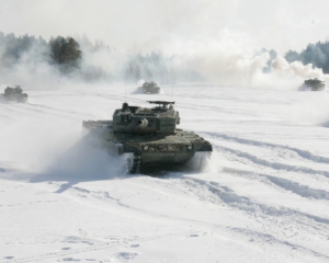 Військові влаштували дрифт по снігу на танках