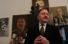 У колекції львів'янина Івана Мотринця Бандера стоїть поряд з Леніном