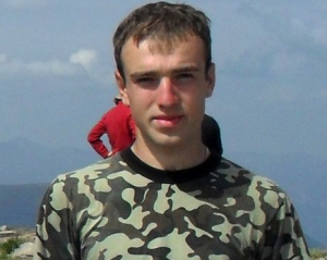 На могилу до Василя Мойсея прилітає крук