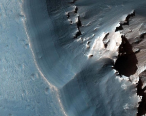 NASA показало снимок лабиринта Ночи на Марсе