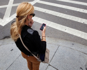 Пешеходов будут штрафовать за разговоры по мобильному