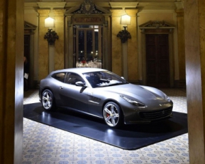 В Италии представили Ferrari GTC4Lusso