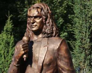Мать Кузьмы требует демонтировать неудачный памятник певцу в Луцке