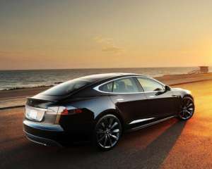 Tesla анонсувала бездротову зарядку електромобілів