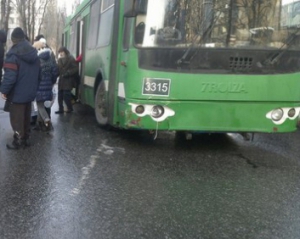 В Харькове самоубийца со второй попытки попал под колеса троллейбуса