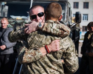Из плена освободили еще троих украинских заложников