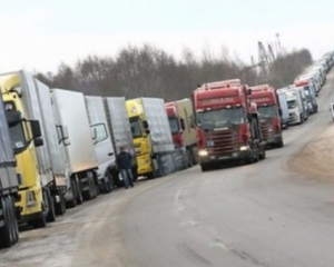 &quot;Свободовцы&quot; заблокировали проезд 14 российских грузовиков