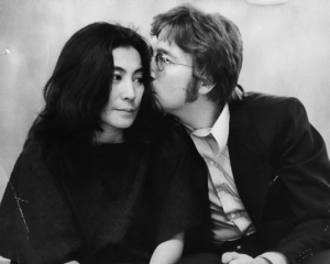 В США госпитализировали вдову Леннона