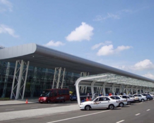 Таможенники львовского аэропорта набрались взяток на $10 тысяч