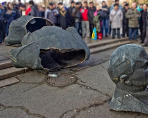 В Конотопе демонтировали памятники коммунистического режима