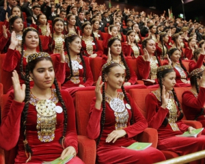 Туркменським жінкам подарують на честь 8 березня по 11 доларів