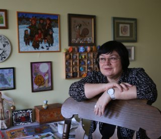"Щоб поїхати у Польщу до сестри, мусила знати імена всіх членів КПУ" - Леся Воронина
