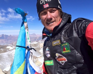 Альпинисты подняли украинский флаг на самый высокий вулкан