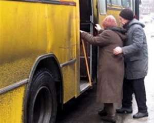 В Ровенской области водитель маршрутки отобрал у льготника пенсионное удостоверение