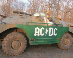 Соцсети покорил танец украинских бойцов под хит &quot;AC/DC&quot;