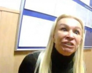 Проти скандальної білявки, яка лаялася та кидалася на поліцейських, завели справу