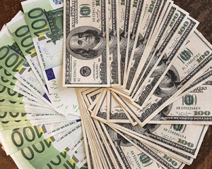 Доллар и евро резко пошли вниз - курс НБУ