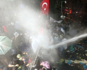У Туреччині поліція жорстко розігнала демонстрантів, які були проти закриття опозиційного видання