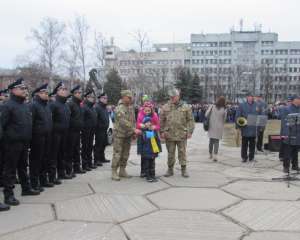 Яценюк та Аваков нагородили полтавських спецпризначенців квартирами