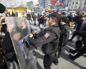 В Стамбуле полиция стреляла резиновыми пулями по толпе из сотен женщин