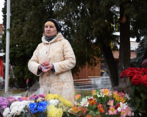 Цветы, духи и путешествия – что в Черкассах покупали к Женскому дню