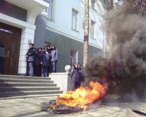 Автомайдановцы палят шины - в Виннице требуют отставки главного полицейского