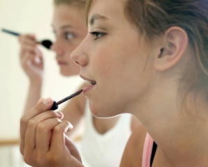 Дешевая косметика может вызвать рак у подростков - эксперты