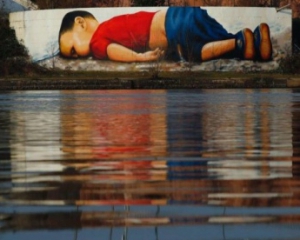 Во Франкфурте нарисовали граффити с утонувшим сирийским мальчиком