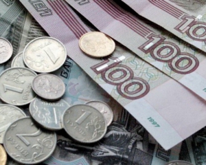 Россия начала неделю слабым рублем и падением индексов