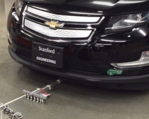 Команда крихітних роботів відбуксувала автомобіль