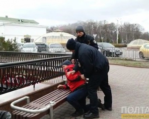 В Полтаве пьяная женщина с детской коляской напала на полицейских