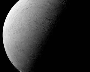 NASA показало новый снимок спутника Сатурна