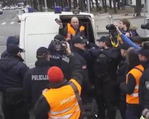 В Латвии под аплодисменты задержали скандального провокатора с Russia Today