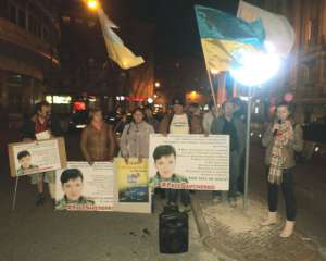 Украинцы в Португалии больше недели пикетируют посольство России - требуют освободить Савченко