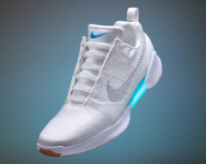 Nike представила первые серийные кроссовки с автоматической шнуровкой