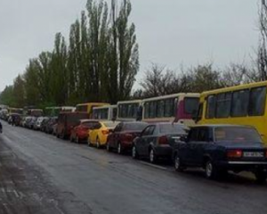 На пунктах пропуска Донбасса - очереди с агрессивными драками
