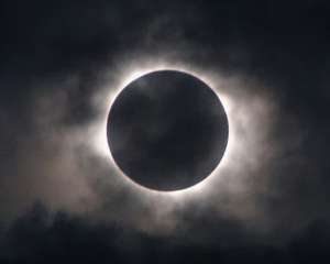 Сьогодні українців очікує Місячне затемнення. Як його пережити?