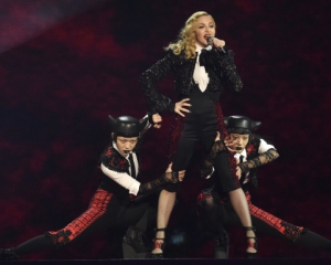 На скандальных гастролях Мадонна заработала более миллиарда долларов