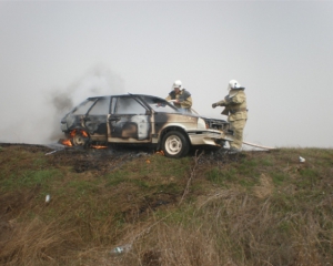 На Херсонщині під час руху на трасі загорілося авто: є загибла