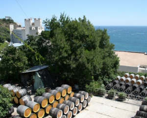 Кримські окупанти розпродають Масандрівські виноградники