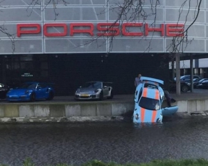 В Амстердамі дилери втопили Porsche 911 GT3