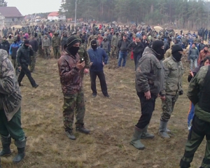 В мережі з'явилося відео, як на Рівненщині поліція розганяла копачів бурштину